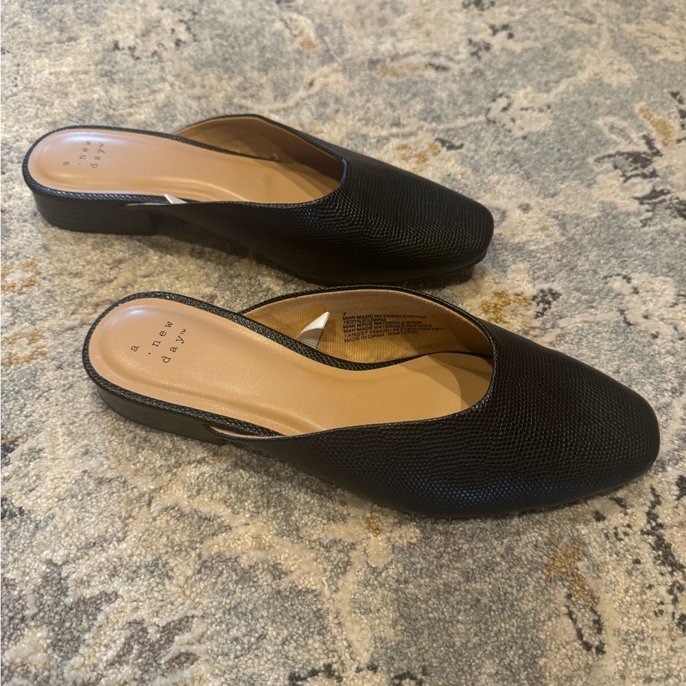 A new day slides only worn twice. Very comfortable.